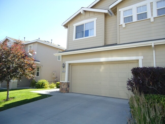 Building Photo - 2 bedroom, 2.5 bath and a loft in a quiet neighborhood