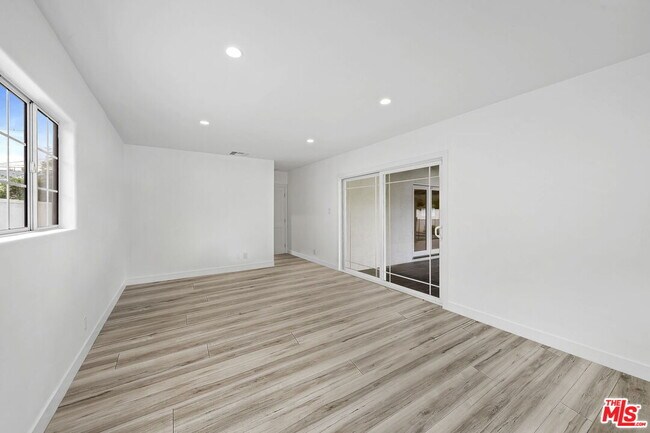 Building Photo - 5614 Ponce Ave