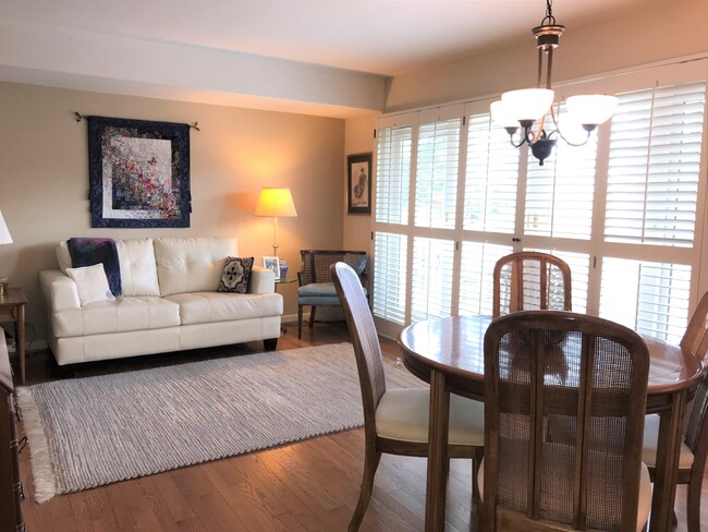 Building Photo - Spacious Townhome in Historic Saratoga Vil...