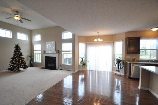 Building Photo - 2556 Diamond Lake Dr