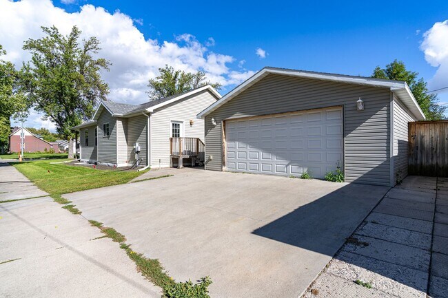 Building Photo - 4 Bedroom, 3 Bathroom Single Family Home