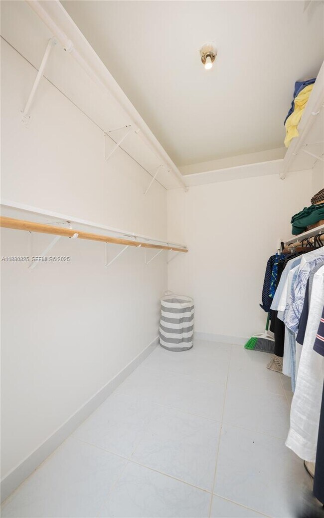 Building Photo - 2030 S Ocean Dr