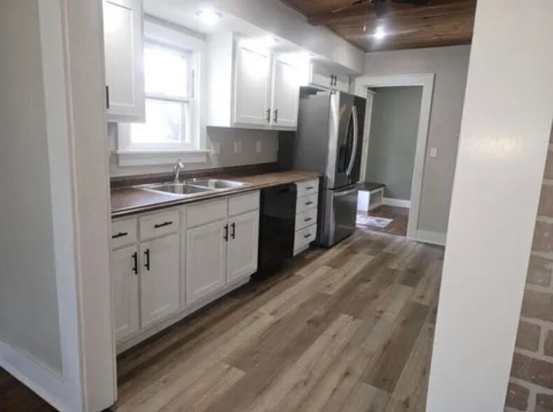 Building Photo - 719 S Market St