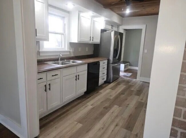 Building Photo - 719 S Market St