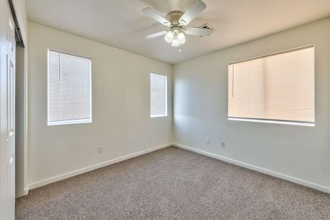 Building Photo - 949 Medina De Leon Ave