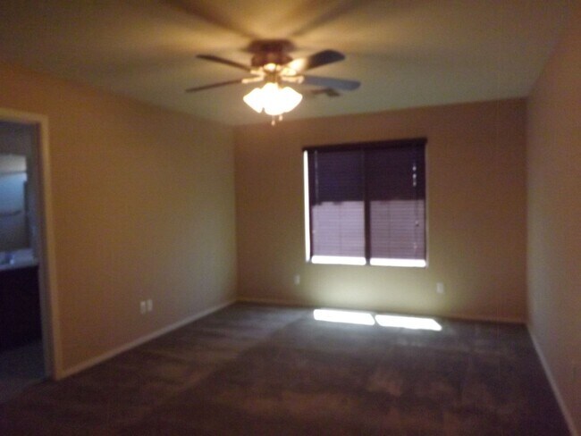 Building Photo - 2201 E Yuma Ave