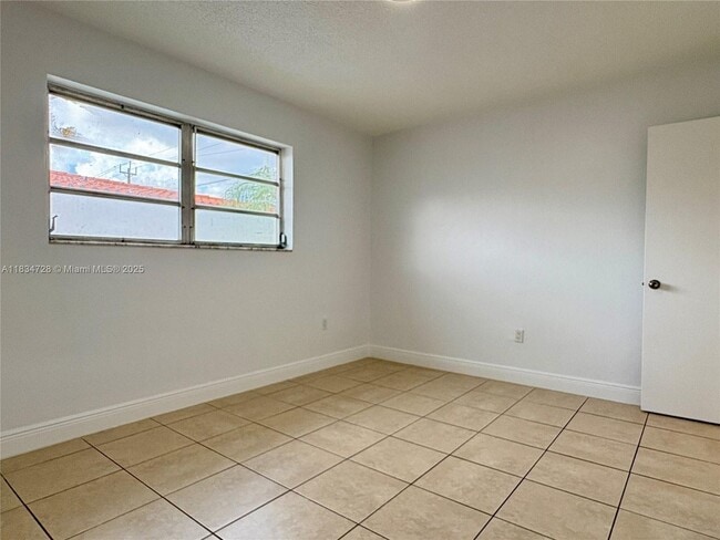 Building Photo - 1434 SW 22nd Ave