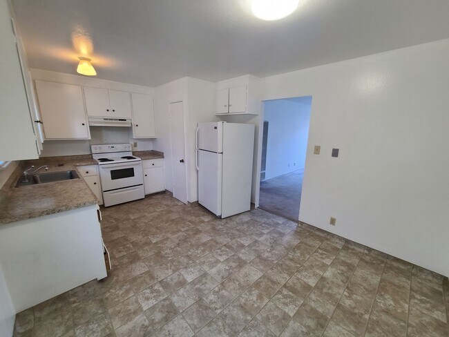 Building Photo - Your New San Leandro Home Awaits: 3-Bed, 1...