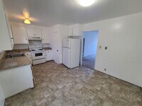 Building Photo - Utilities Paid! 3 Bedroom Apartment with G...