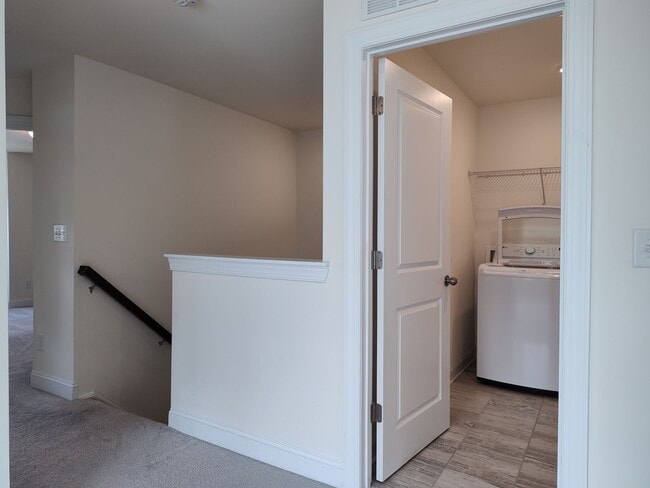 Building Photo - Charming End Unit Townhome located in the ...