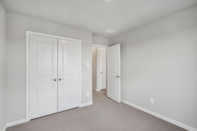 Building Photo - 2116 Gustavus Dr