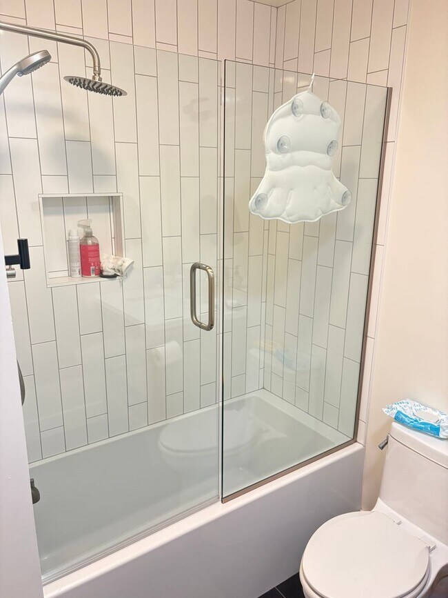 Building Photo - Stunning 4 bed 3.5 Bath Home in Wonderland Hills Walking Distance to Wonderland Lake. Rent Furnis...