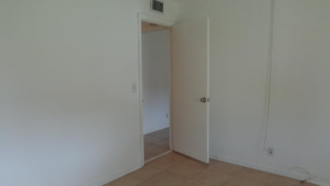 Building Photo - 5883 La Paseos Dr