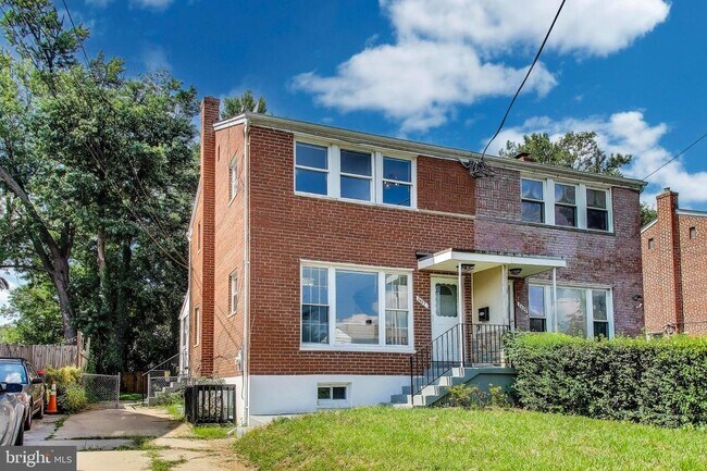 Building Photo - 3407 Floral St