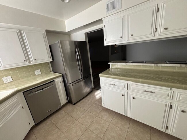 Building Photo - Very Clean Condo in Kern City!  2 Bedrooms...
