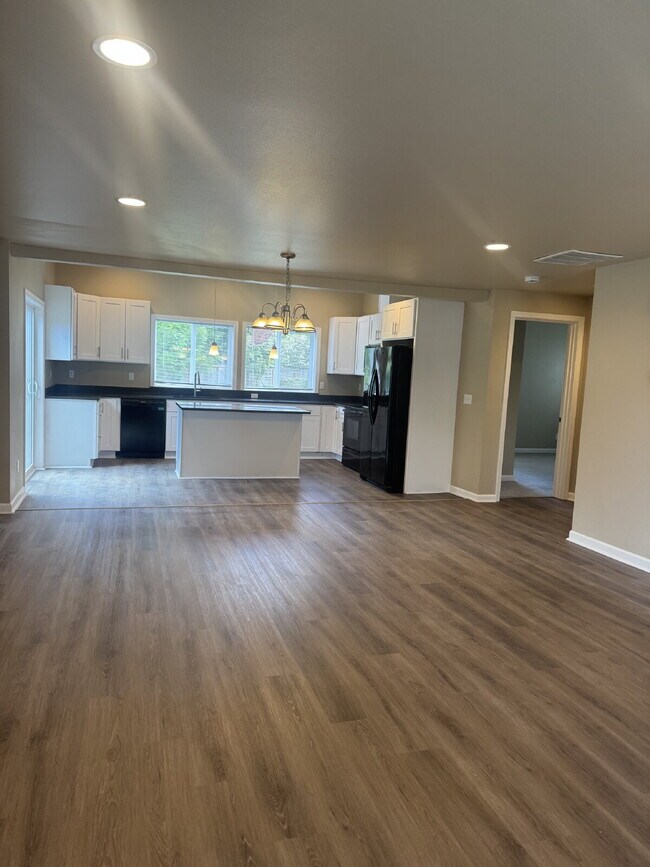 Building Photo - Kirkland Rambler with Central A/C!