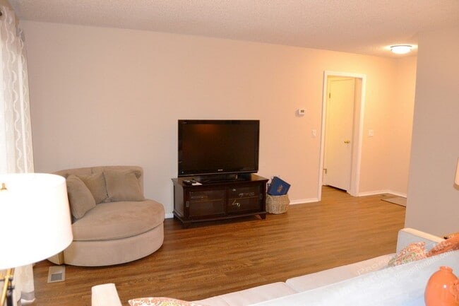 Building Photo - West Gate Area | Home | Furnished
