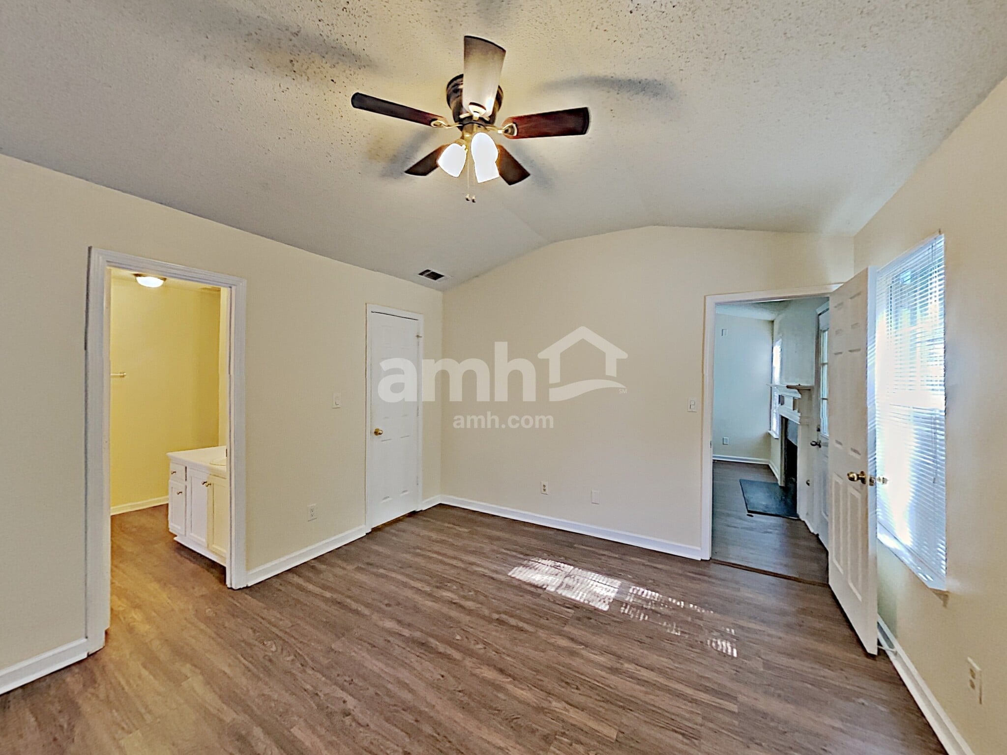 Building Photo - 271 Village Dr