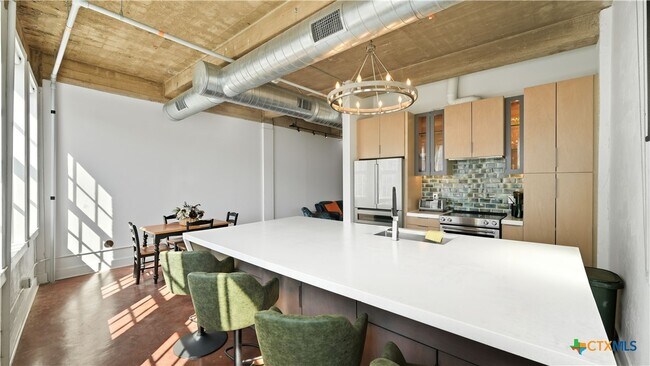 Building Photo - 222 Losoya St