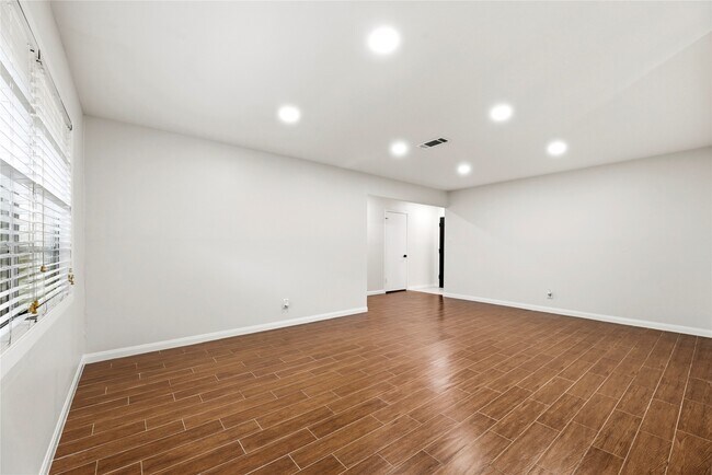 Building Photo - 6110 Shadow Crest St