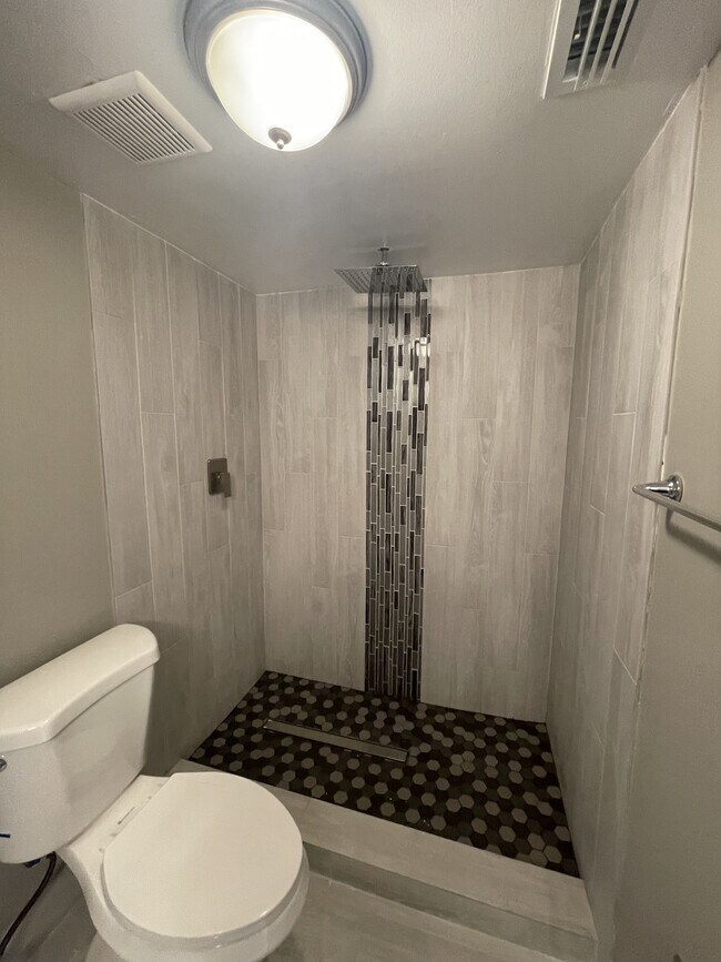 Building Photo - 2803 N Oakland Forest Dr