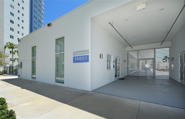 Building Photo - 14951 Royal Oaks Ln