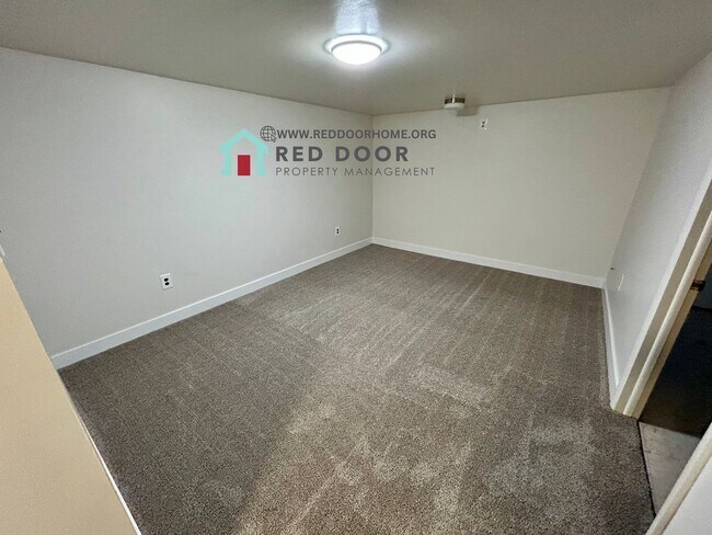 Building Photo - Spacious 4-Bedroom Apartment – Recently Re...