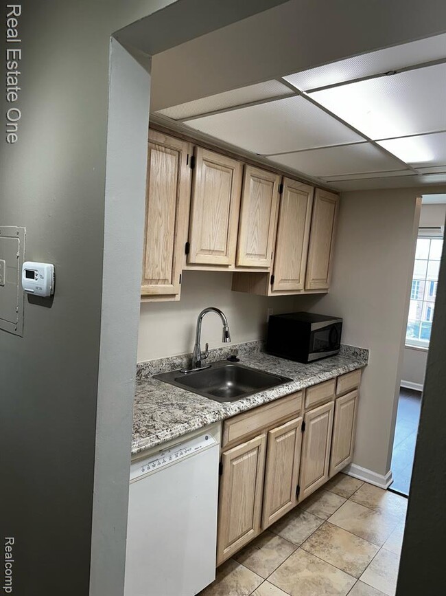 Building Photo - 780 E Fox Hills Dr