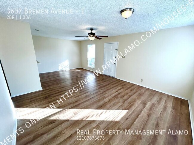 Building Photo - Available Now! DOWNSTAIRS 2 Bedroom / 1 Ba...