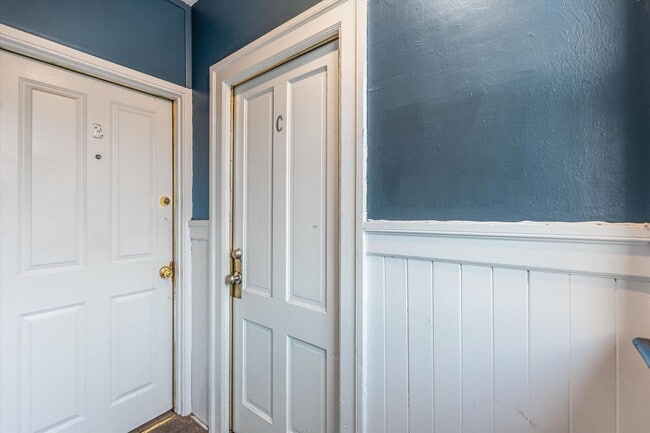 Building Photo - Great deal on a plex in Goose Hollow!