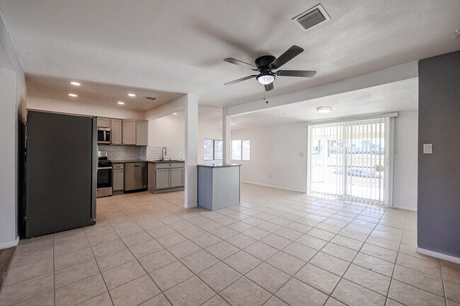 Building Photo - 11417 N Hacienda Dr