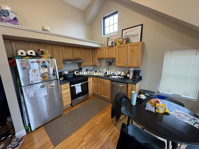 Building Photo - 241 River St