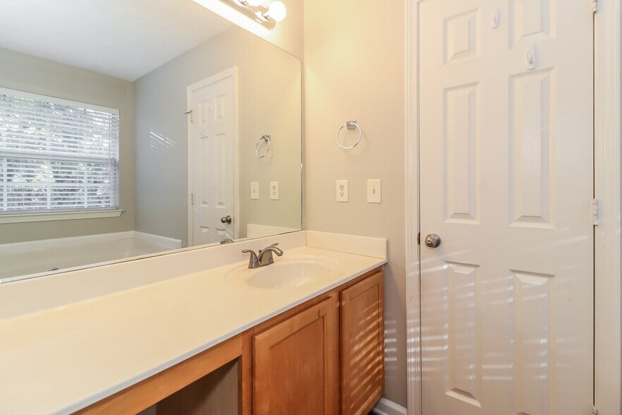 Building Photo - 348 Springbottom Ct SE