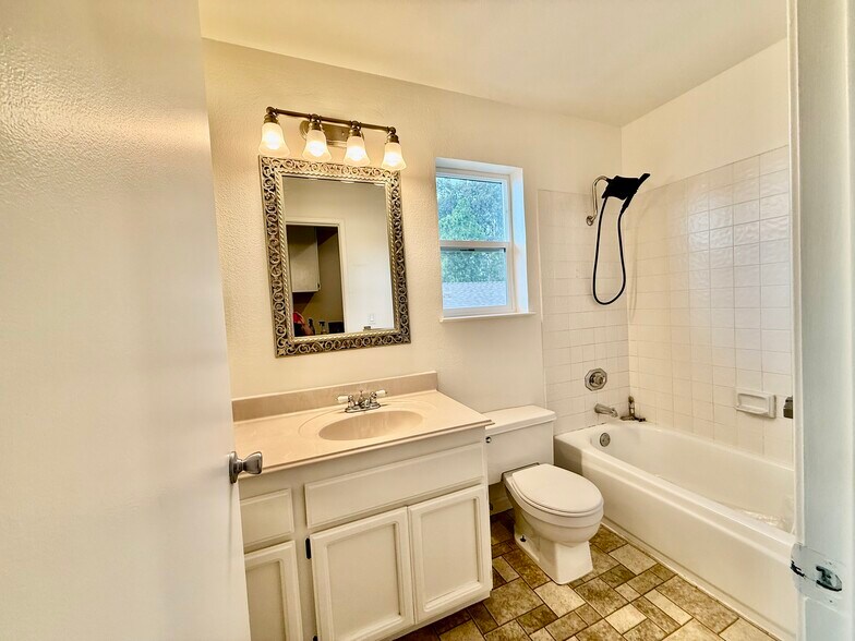 Upstairs hall bathroom - 2847 Honeysuckle Cir
