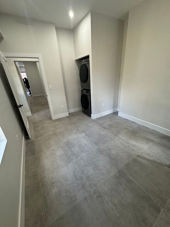 Building Photo - Real Estate Listing: Newly Renovated 2-Bed...