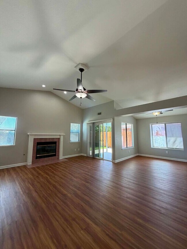 Building Photo - Beautifully Updated 3 Bedroom Home