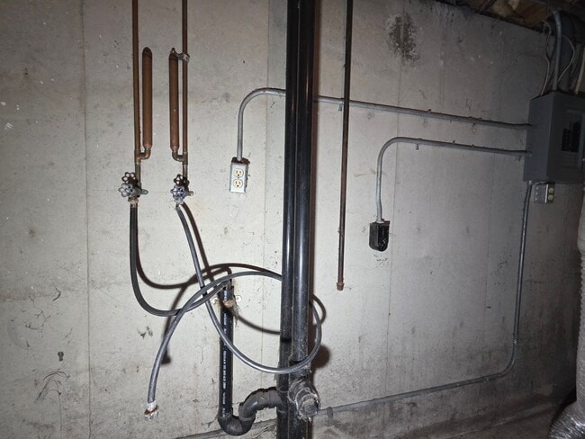 Building Photo - 1213-1215-1215 S Erie St