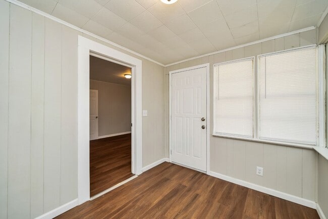 Building Photo - Fall in Love with This Hidden Gem Off Eastern Valley Road!