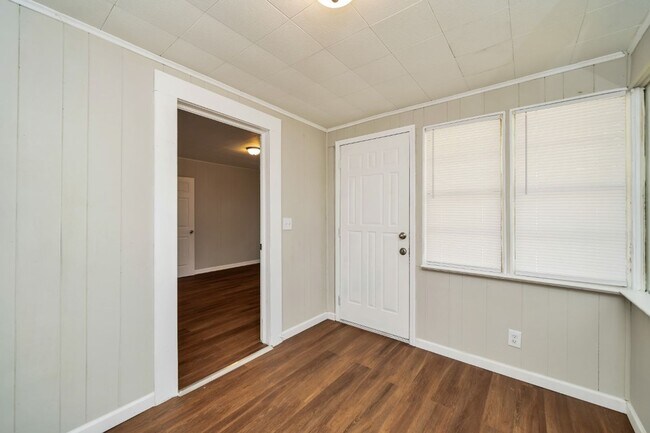 Building Photo - Move in Promo: $250 Off First Month's Rent!