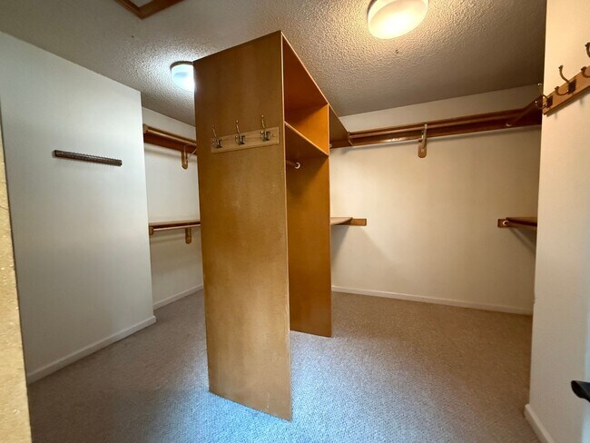 Building Photo - 5BD/4BA/3 car garage w Flat Yard Cheyenne ...