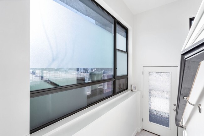 Building Photo - Modern 2 Bed / 2 Bath Townhome in Salt Lak...