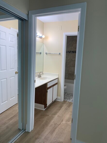 Vanity separate from bathroom - 1813 Hemlock Pl