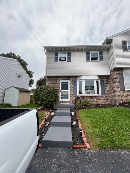 Building Photo - 260 Riverview Dr