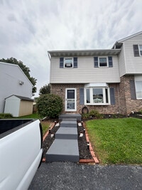 Building Photo - 260 Riverview Dr