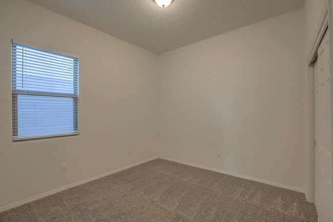 Building Photo - Stunning 3 Bedroom 2 Bathroom, 2 Car Garag...