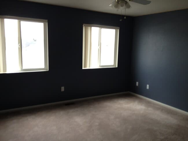 Building Photo - 3 BEDROOM, 2.5 BATH TOWNHOUSE WITH 2 CAR ATTACHED GARAGE