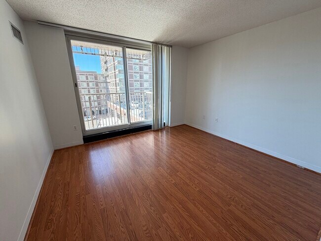 Building Photo - 10 Museum Way