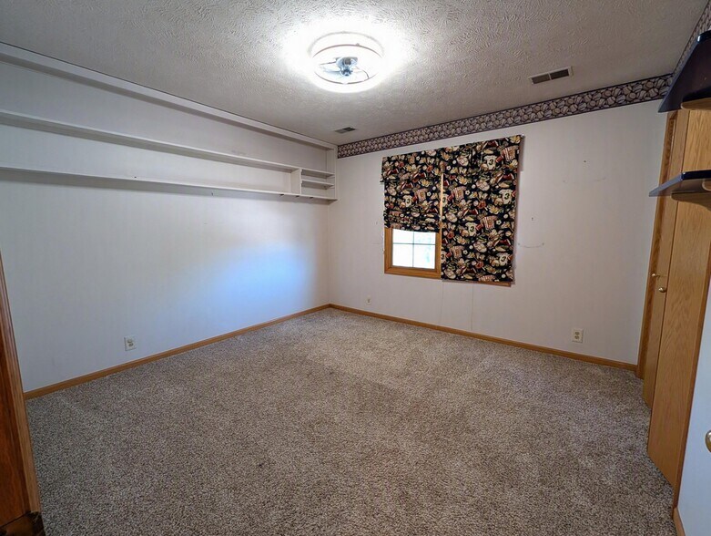 Building Photo - 5612 N 139th Ave