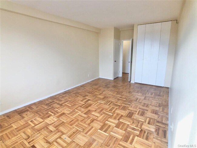 Building Photo - 10 Lake St