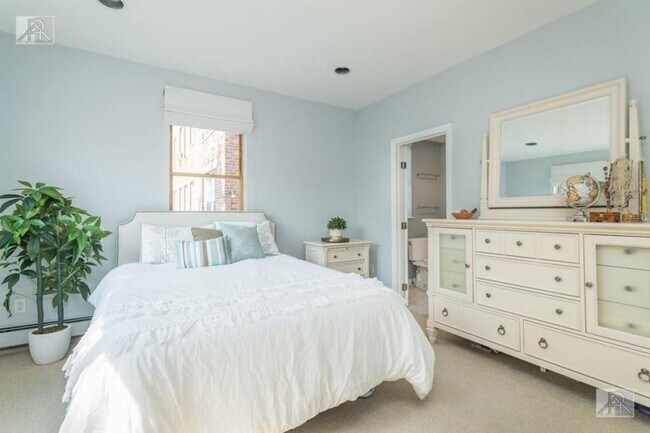 Building Photo - 5 bedroom in Brookline MA 02446